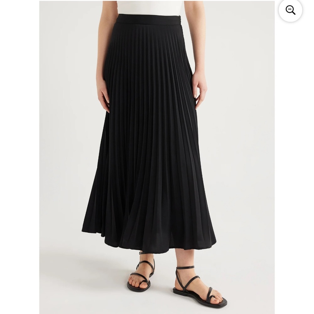 SCOOP NYC — Elegant Black Pleated Skirt NWT